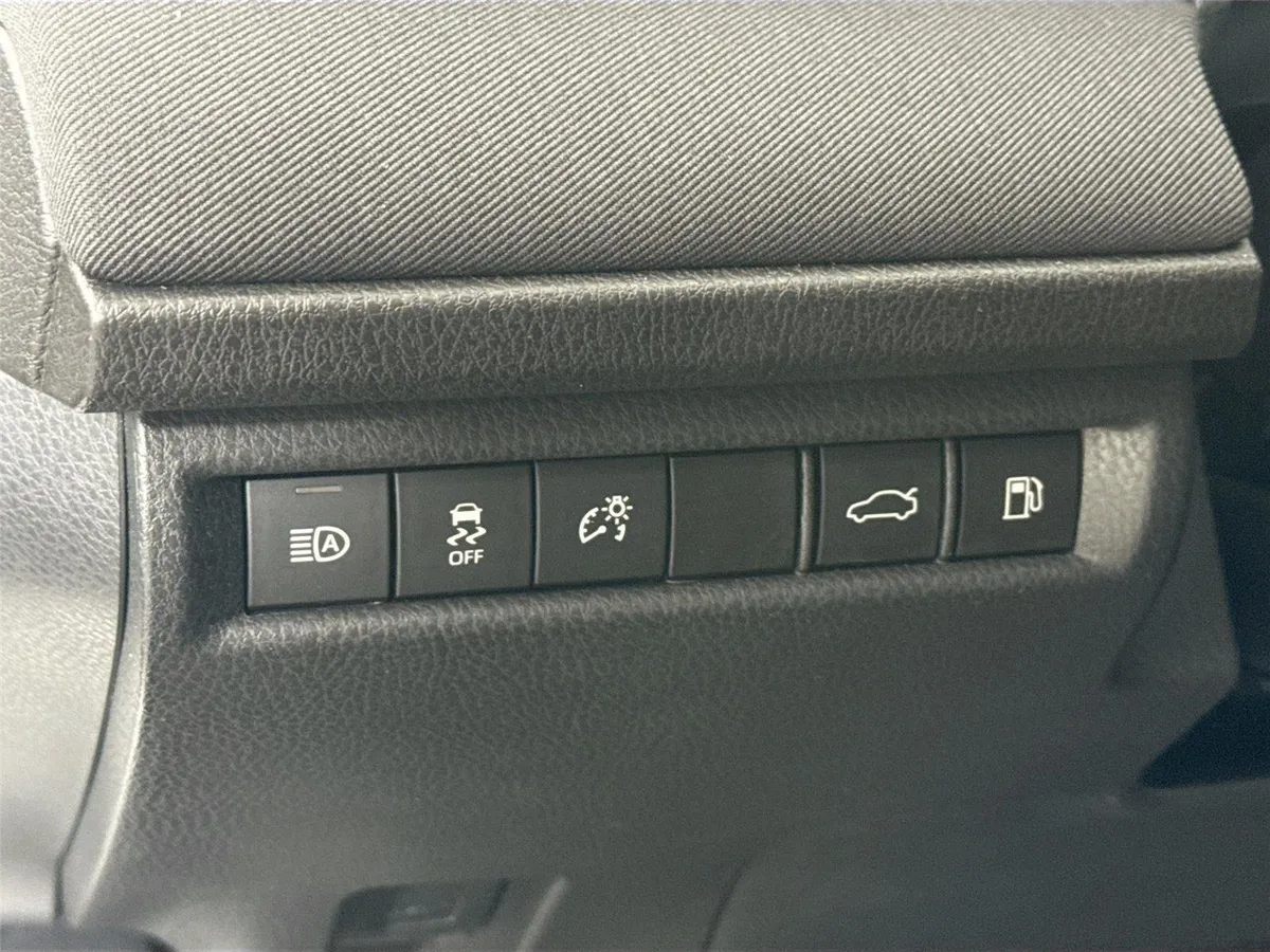 2025 Toyota Camry LE thumbnail 16