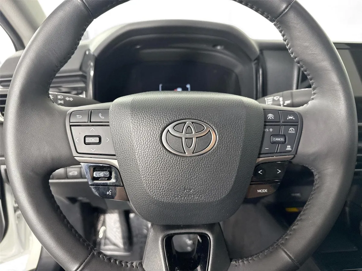 2025 Toyota Camry LE thumbnail 17