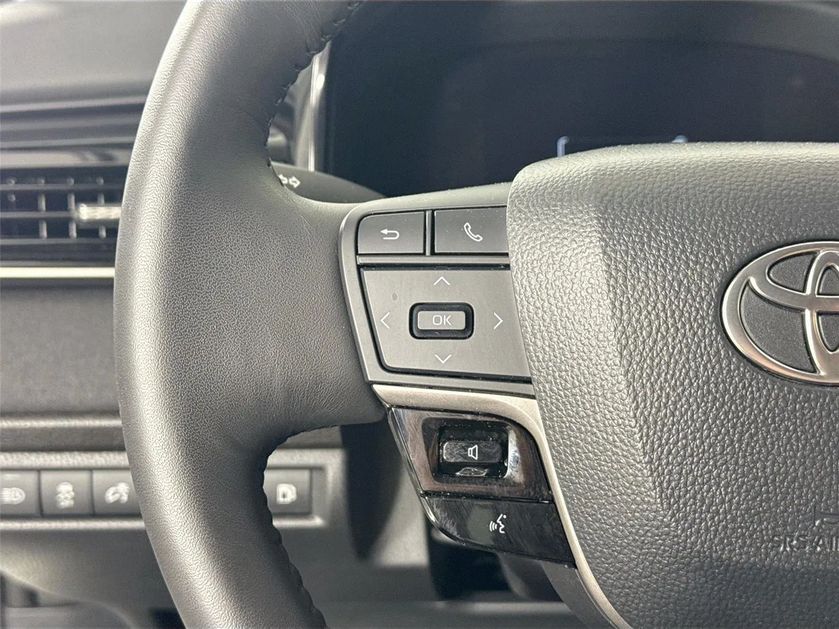 2025 Toyota Camry LE thumbnail 18