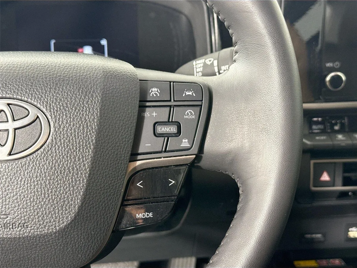 2025 Toyota Camry LE thumbnail 19