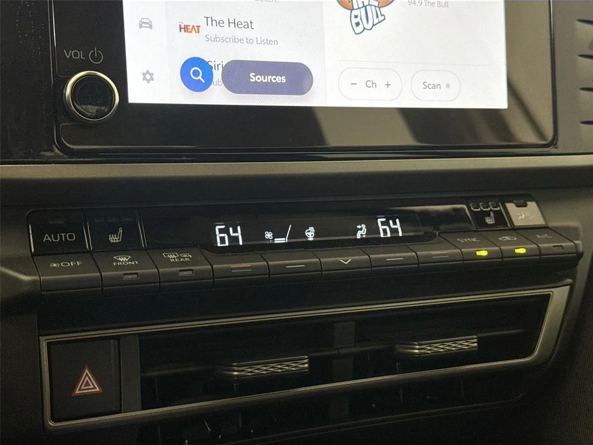 2025 Toyota Camry LE thumbnail 24