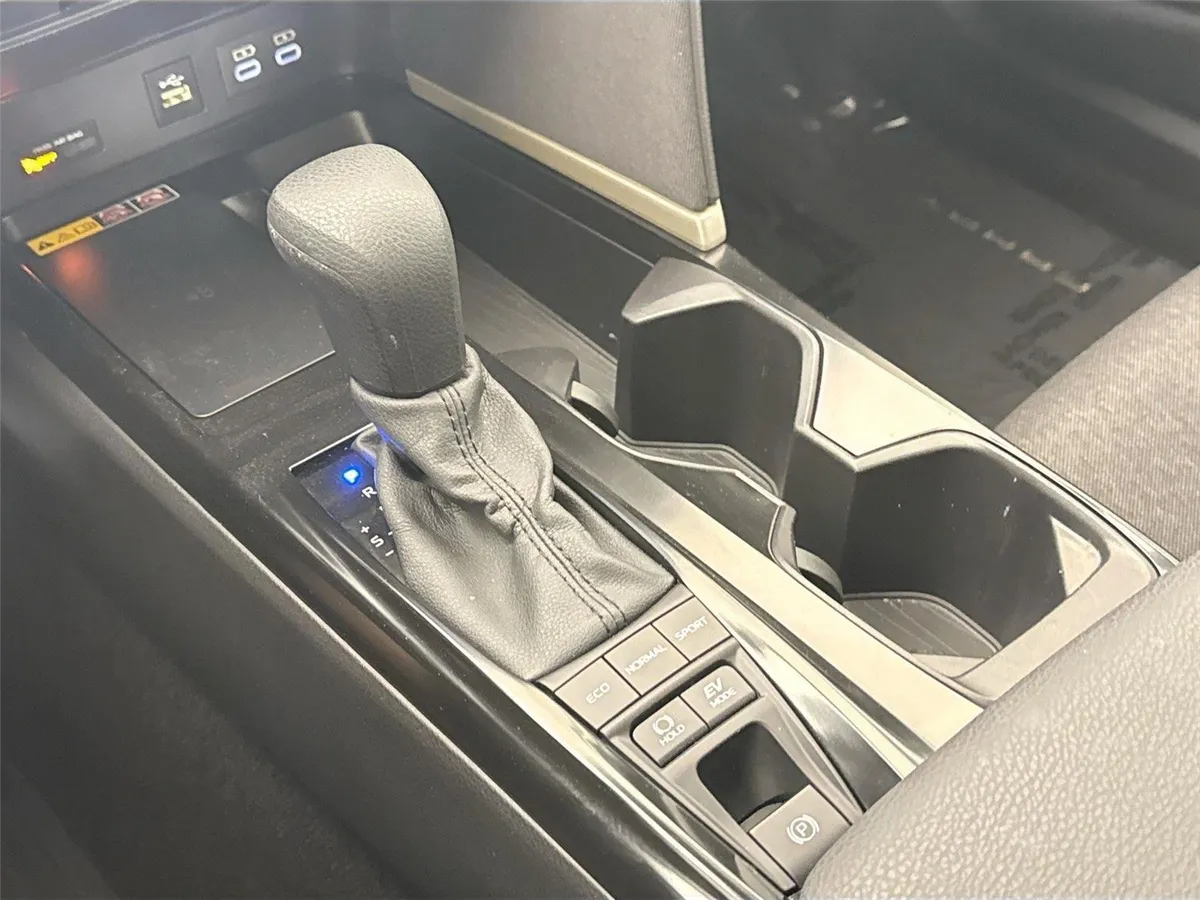 2025 Toyota Camry LE thumbnail 25