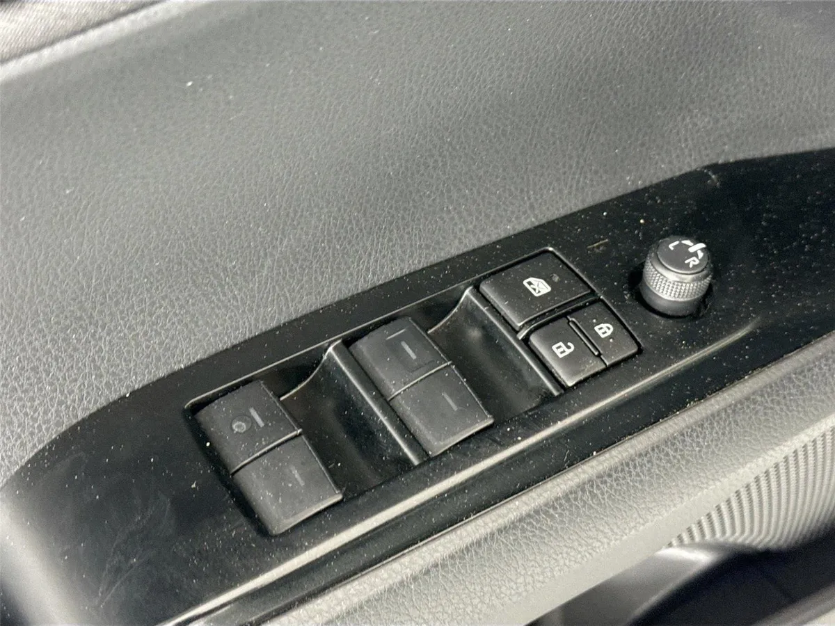 2025 Toyota Camry LE thumbnail 27