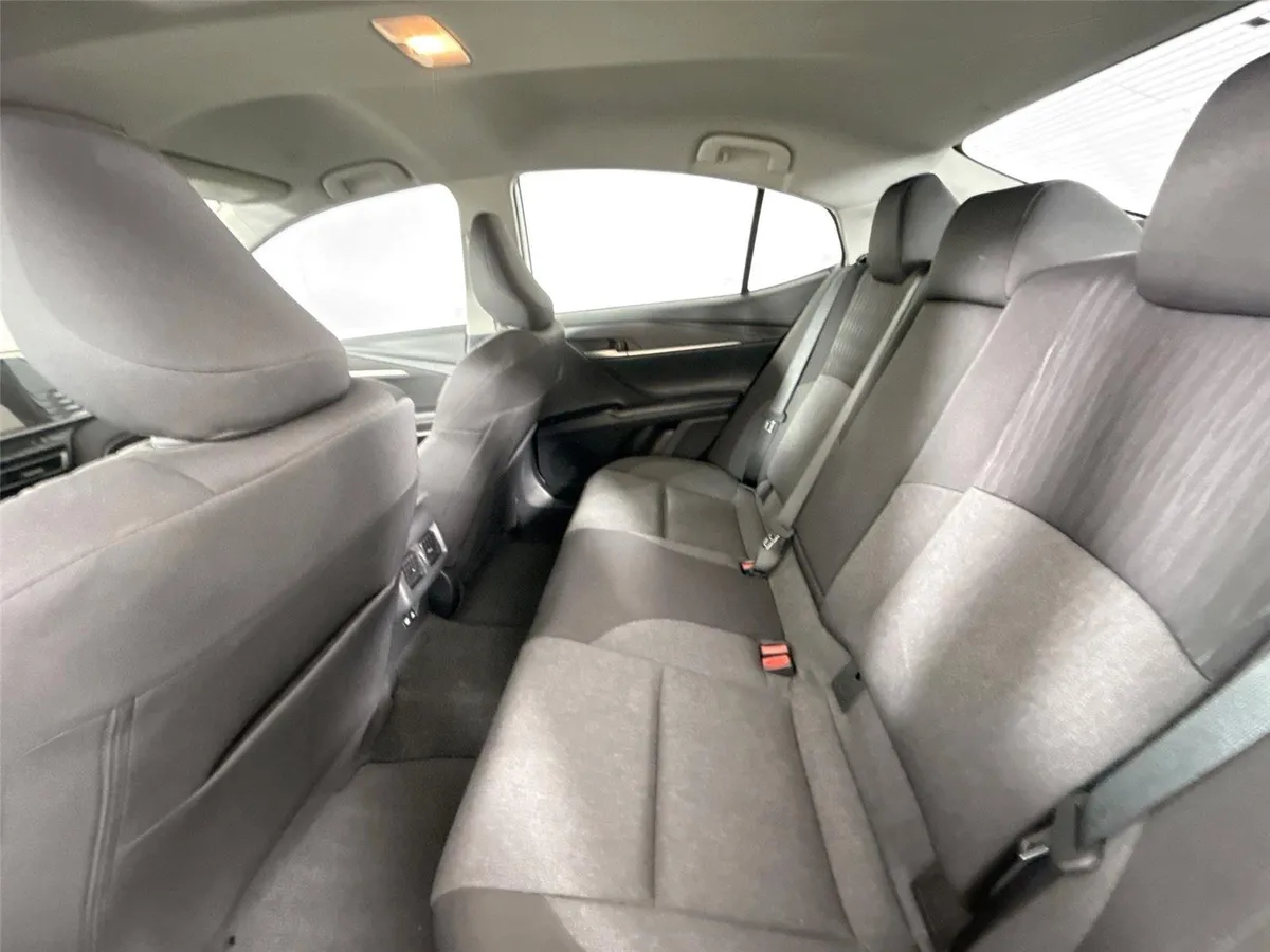 2025 Toyota Camry LE thumbnail 29