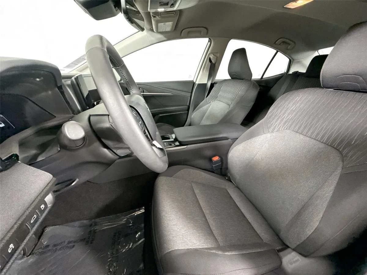 2025 Toyota Camry LE thumbnail 3