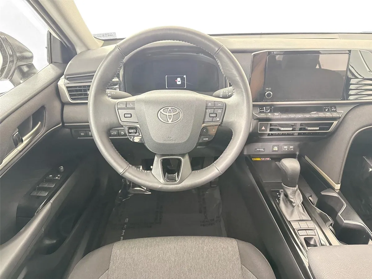 2025 Toyota Camry LE thumbnail 30