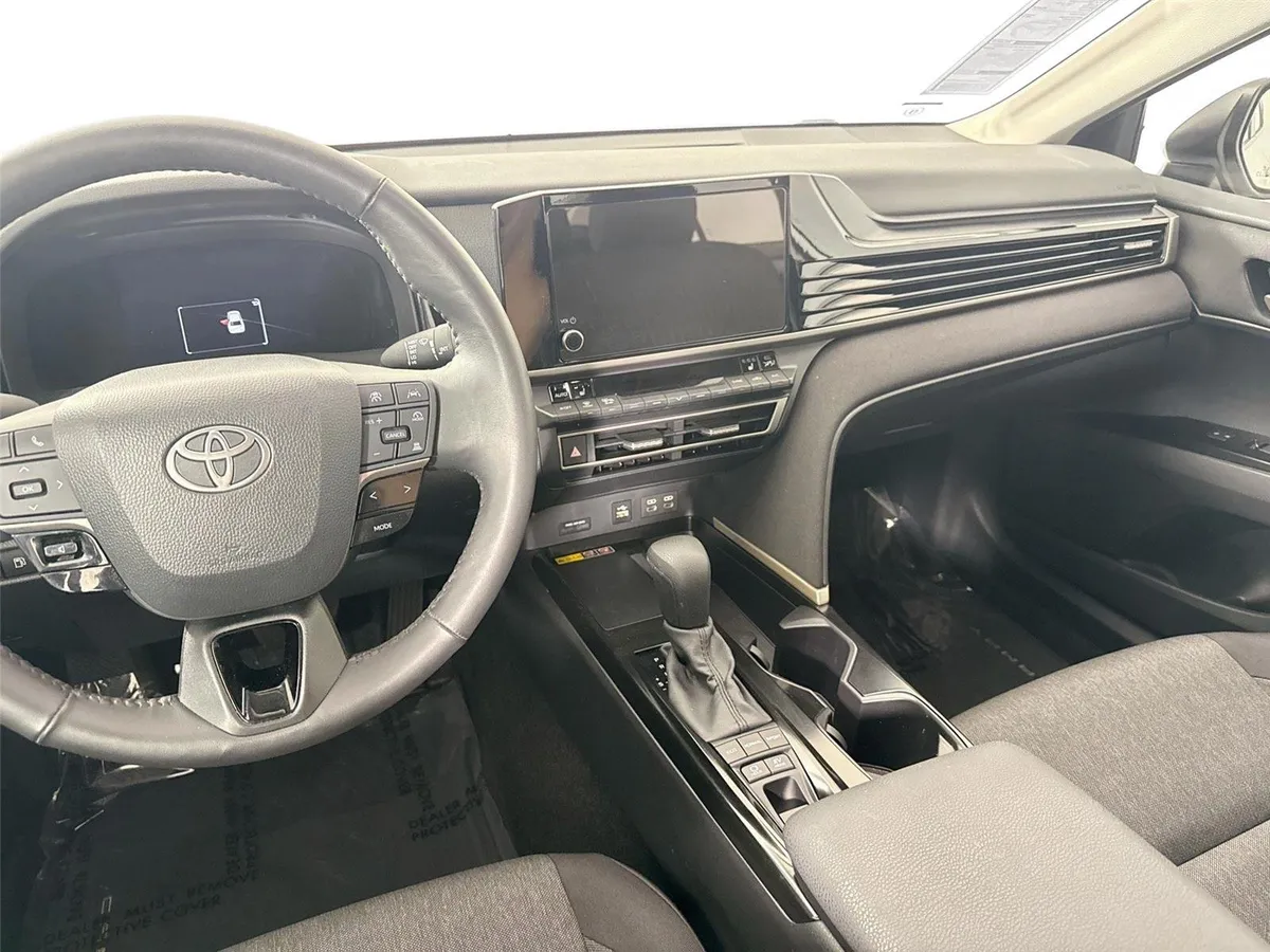 2025 Toyota Camry LE thumbnail 31