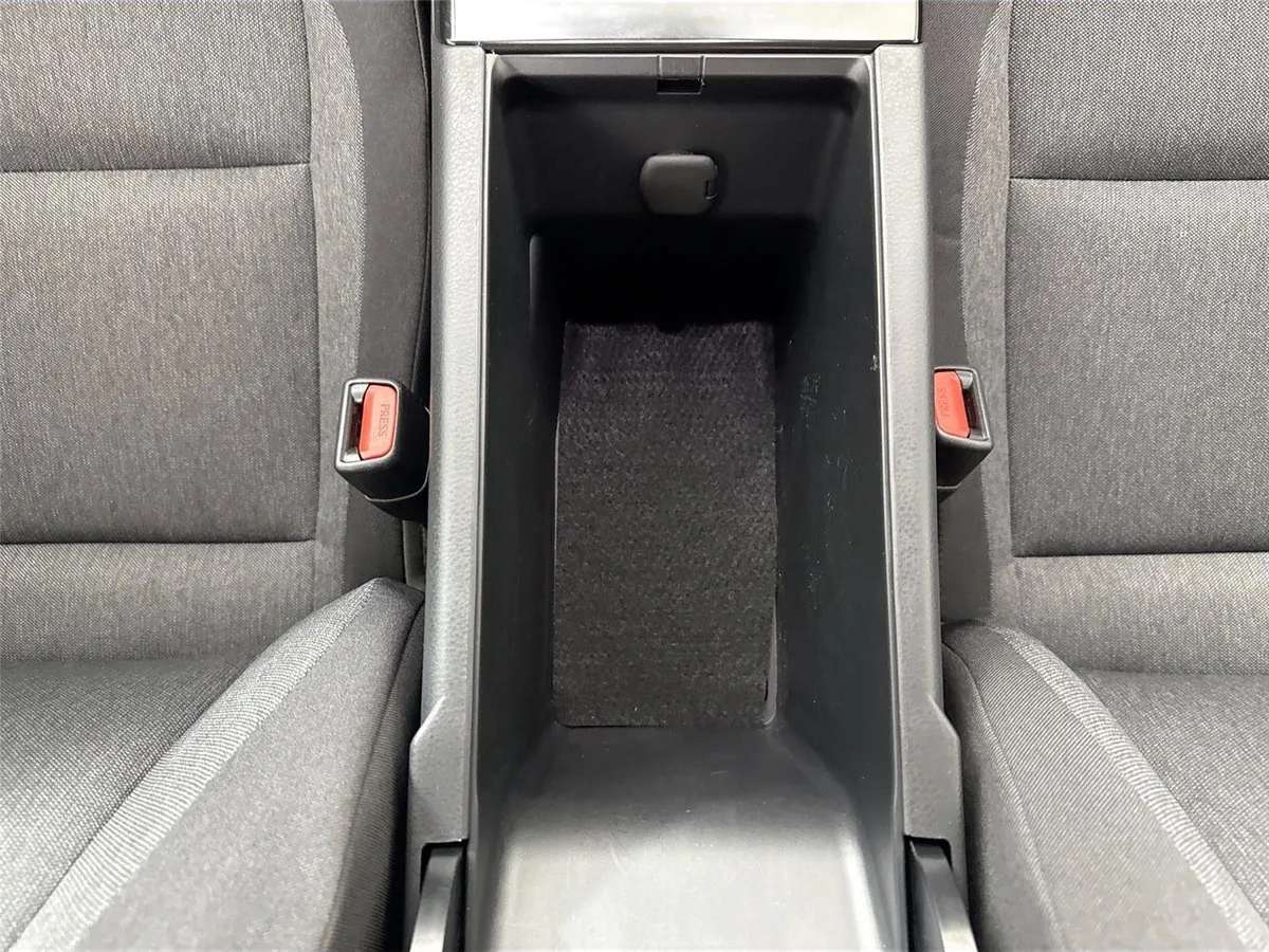 2025 Toyota Camry LE thumbnail 32
