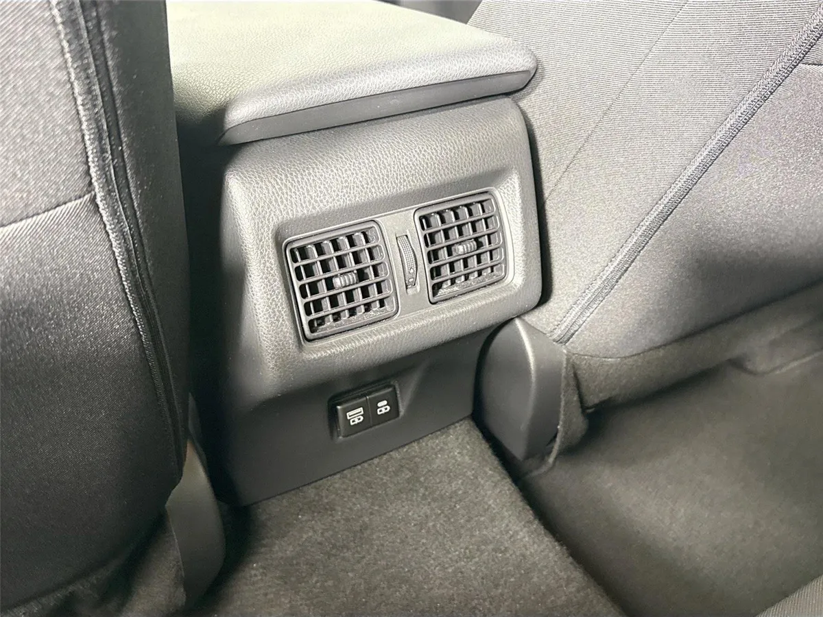 2025 Toyota Camry LE thumbnail 34