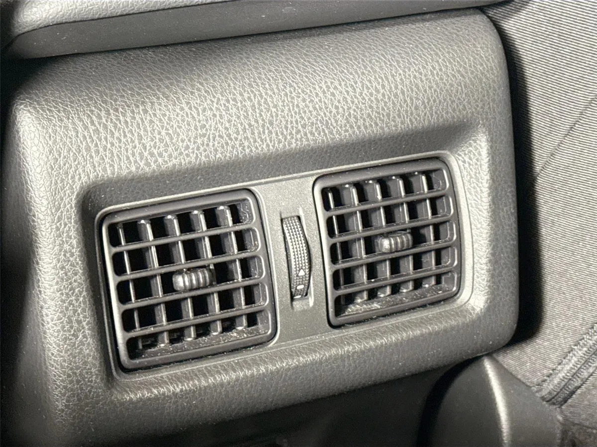 2025 Toyota Camry LE thumbnail 35