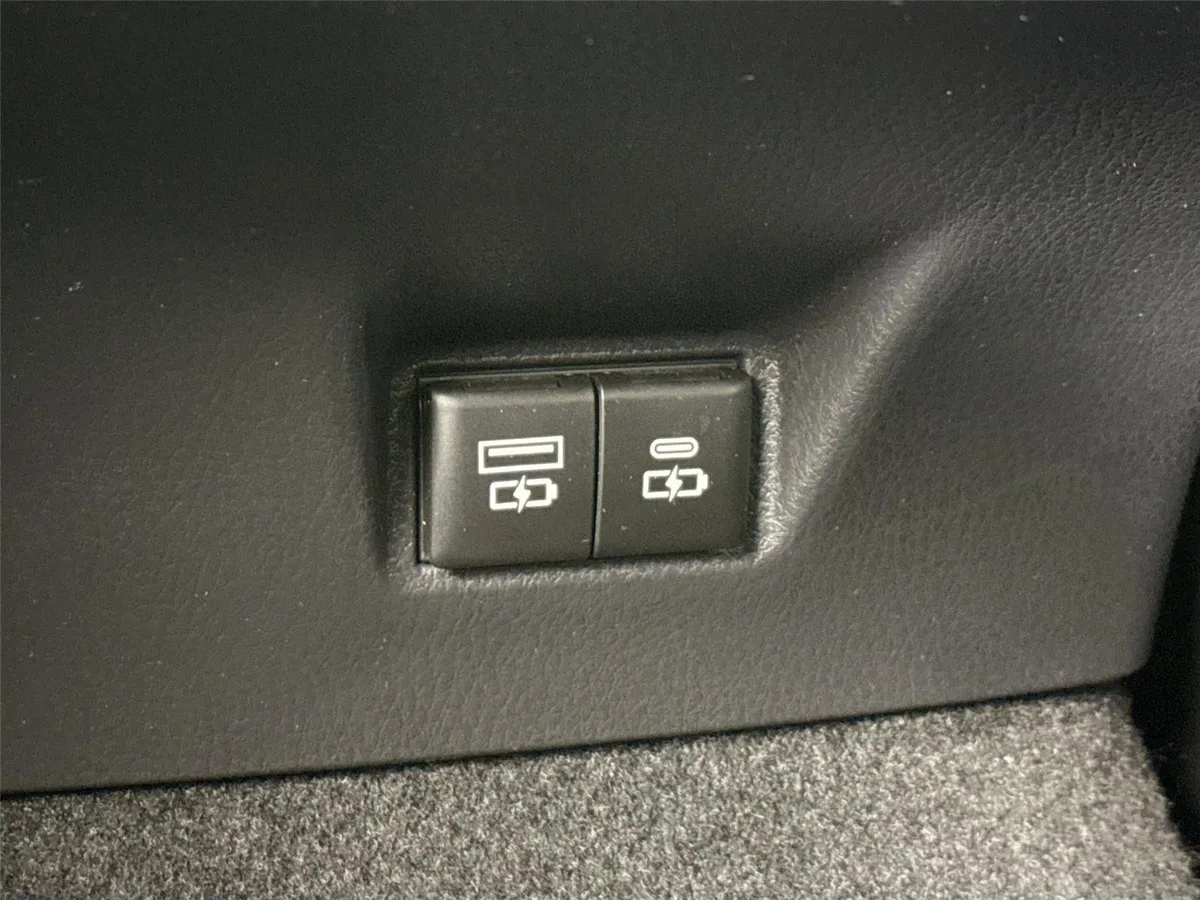 2025 Toyota Camry LE thumbnail 36