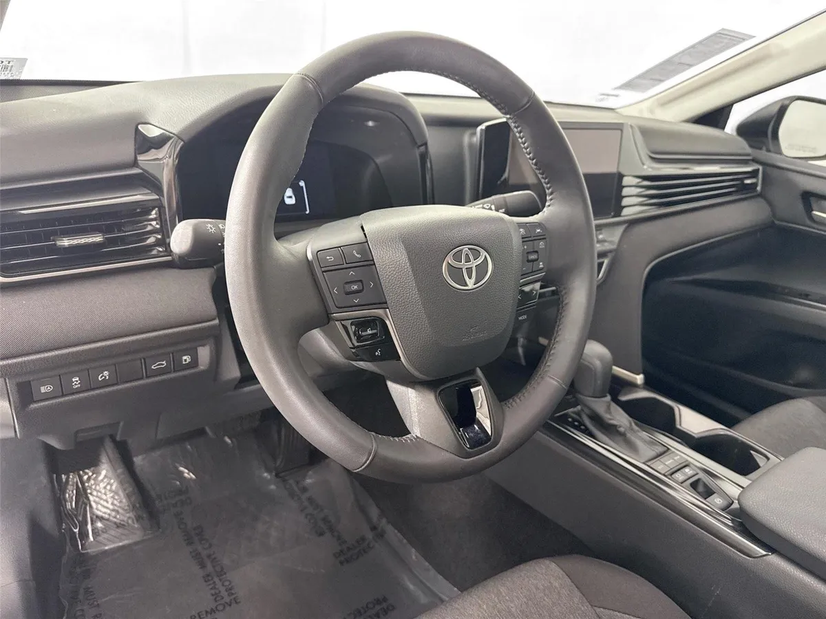 2025 Toyota Camry LE thumbnail 4