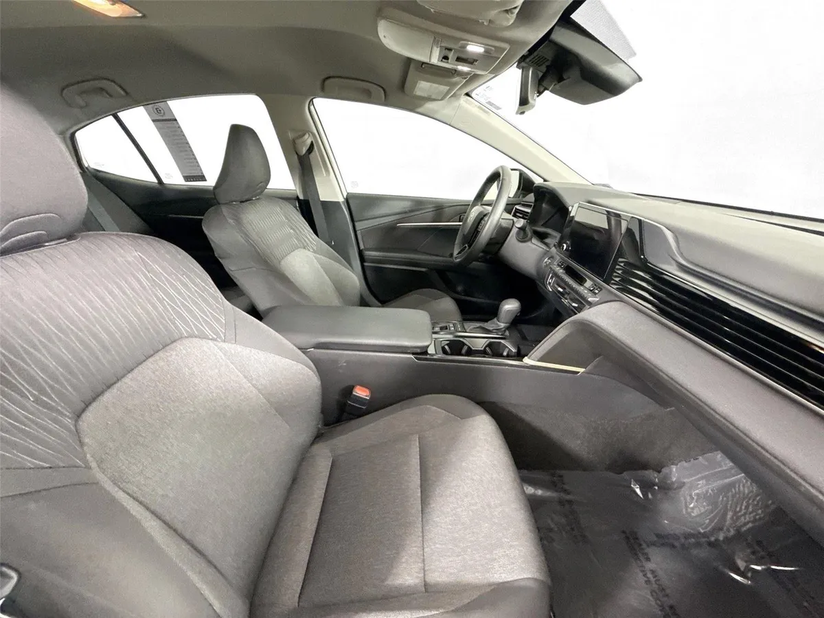 2025 Toyota Camry LE thumbnail 41