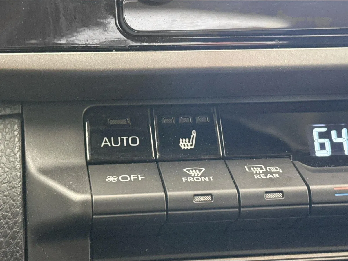 2025 Toyota Camry LE thumbnail 8