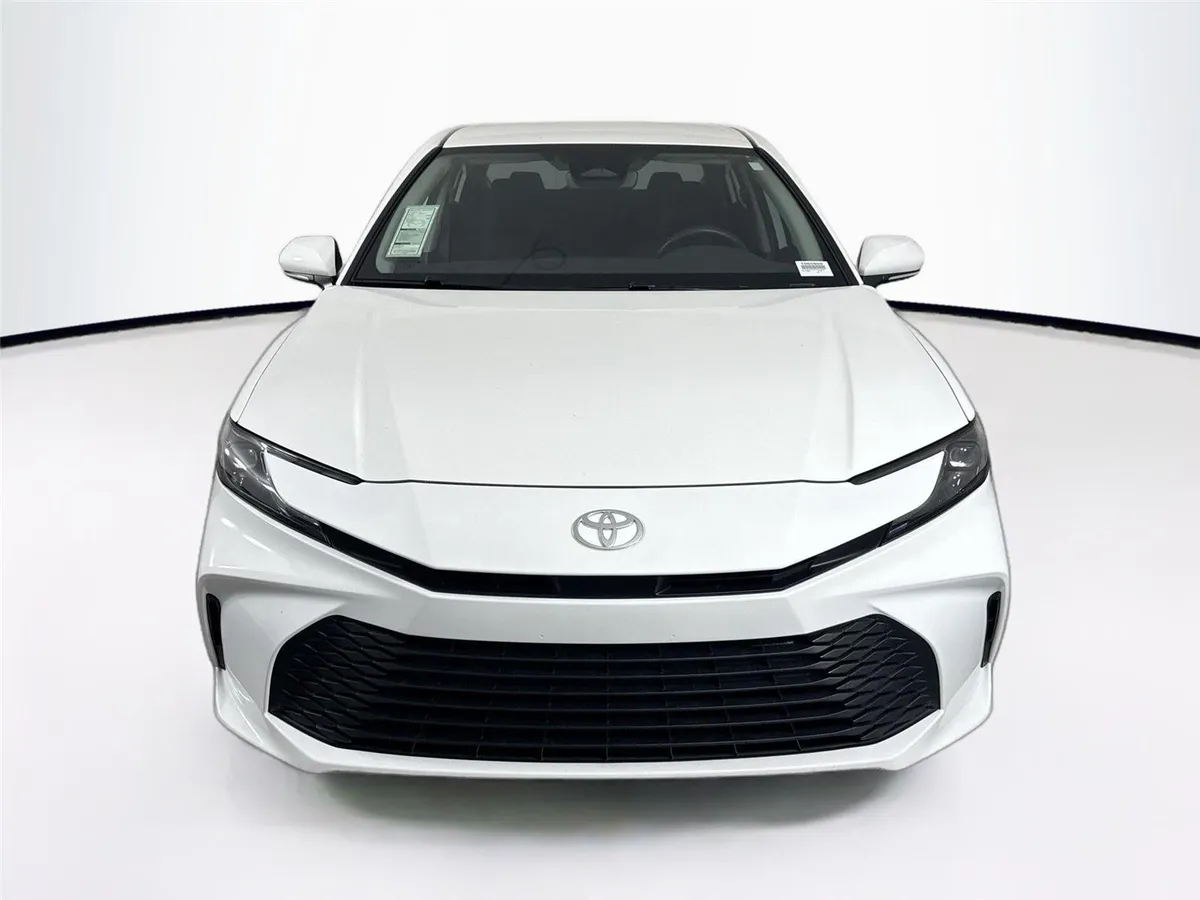 2025 Toyota Camry LE thumbnail 9
