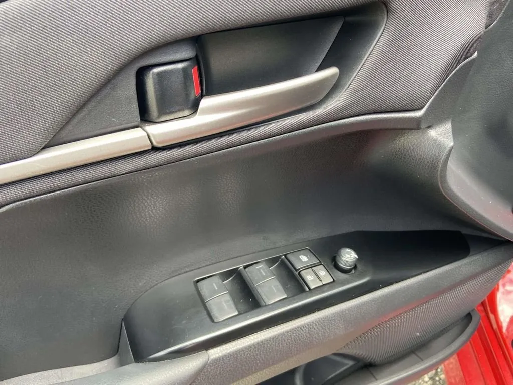 2025 Toyota Camry LE thumbnail 14