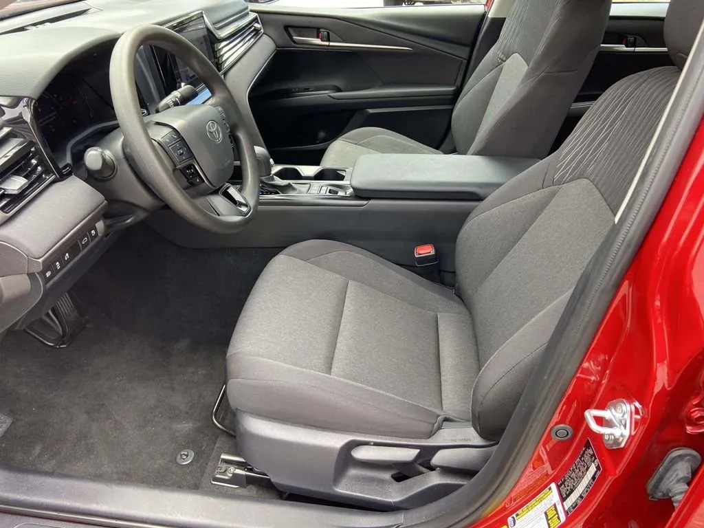 2025 Toyota Camry LE thumbnail 17