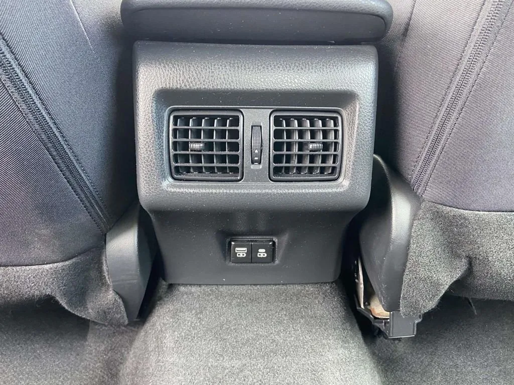 2025 Toyota Camry LE thumbnail 19