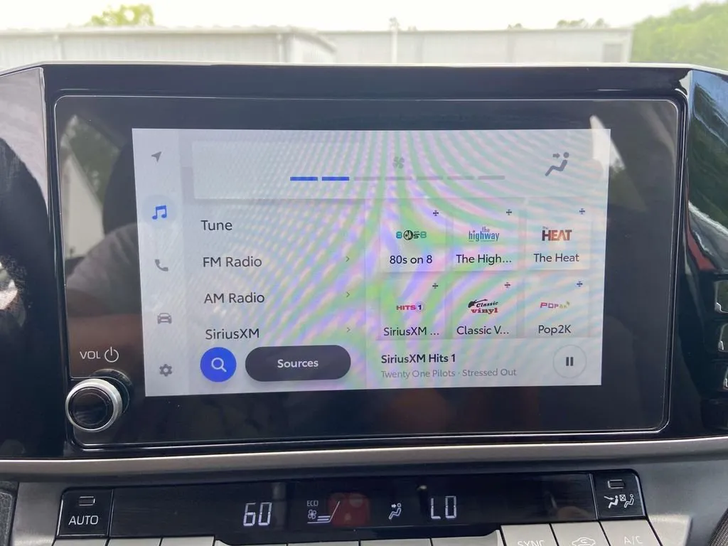 2025 Toyota Camry LE thumbnail 22