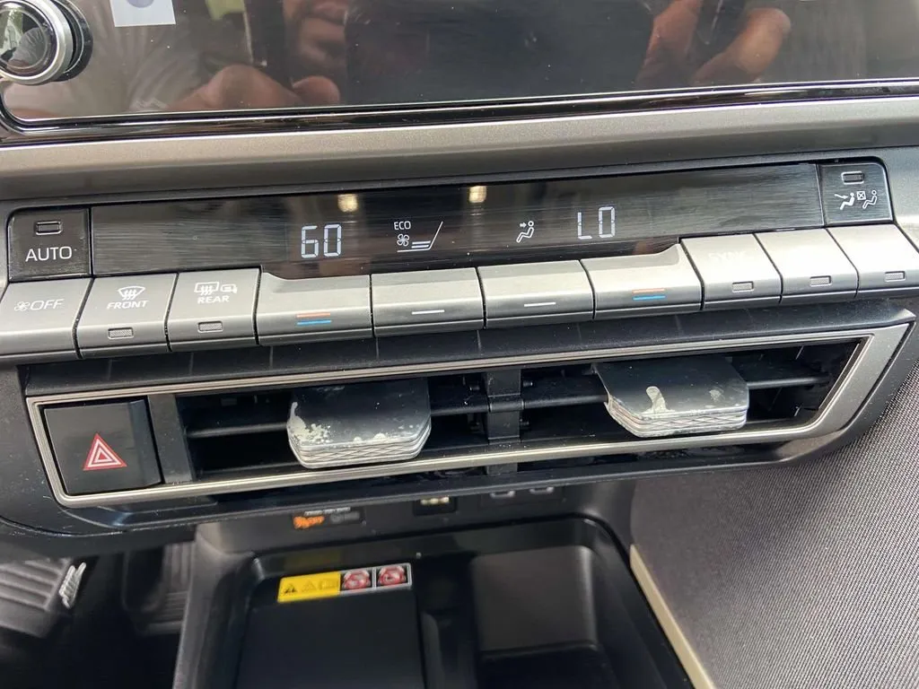 2025 Toyota Camry LE thumbnail 24