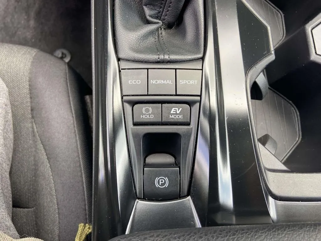 2025 Toyota Camry LE thumbnail 26