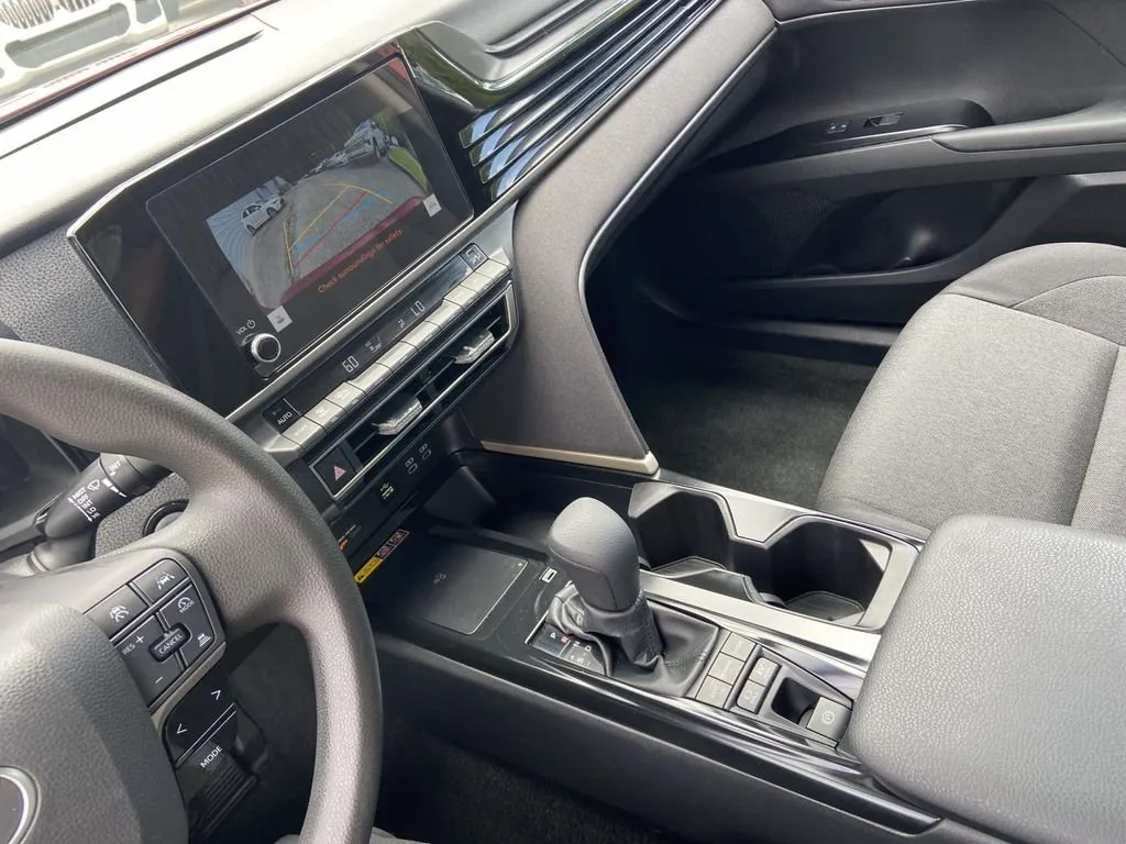 2025 Toyota Camry LE thumbnail 27