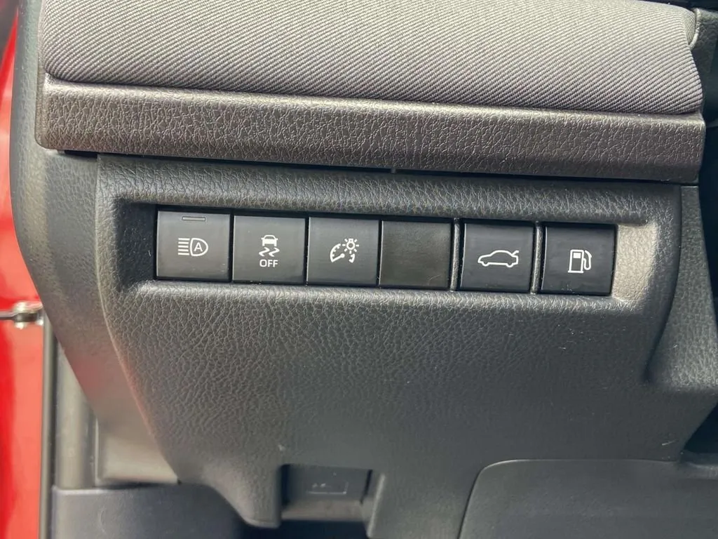 2025 Toyota Camry LE thumbnail 30