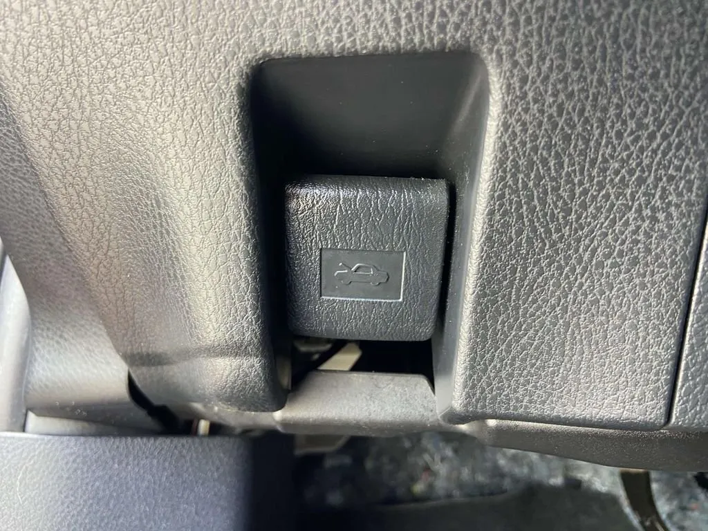 2025 Toyota Camry LE thumbnail 31