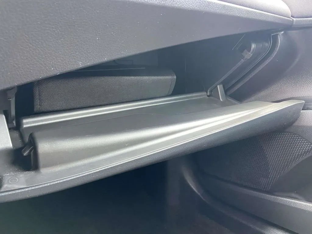2025 Toyota Camry LE thumbnail 32
