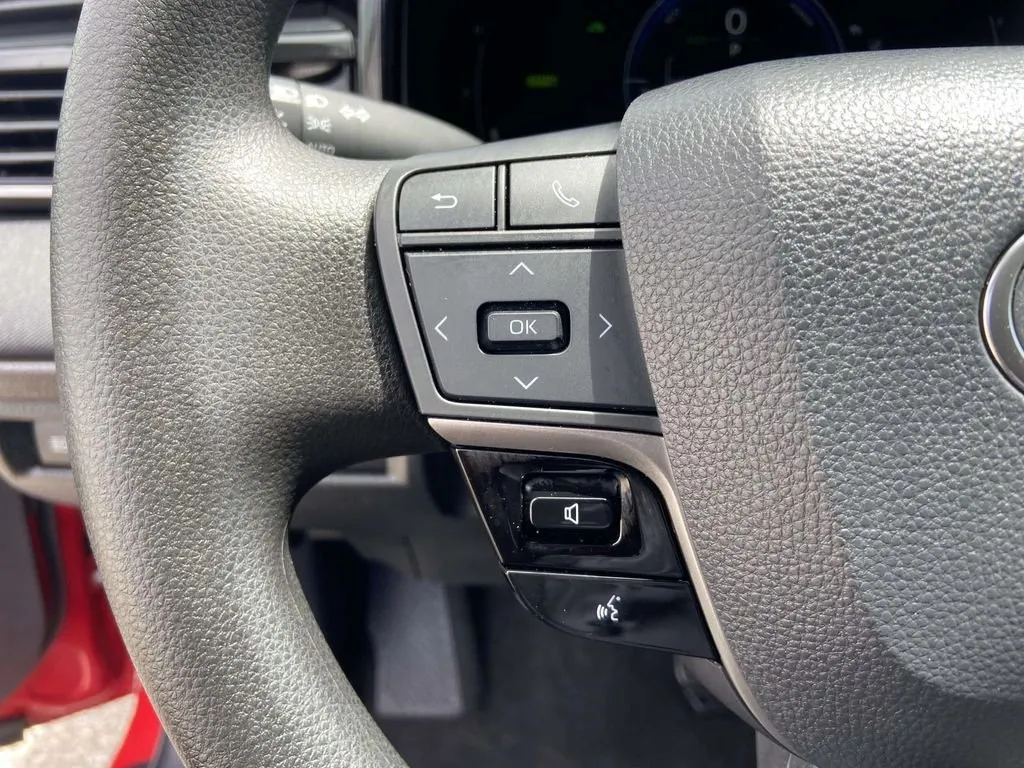 2025 Toyota Camry LE thumbnail 33