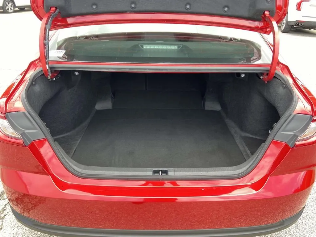 2025 Toyota Camry LE thumbnail 9