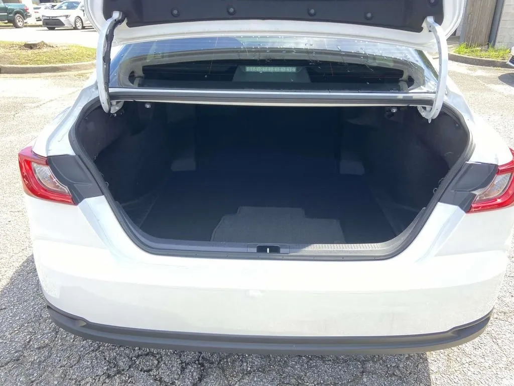 2025 Toyota Camry LE thumbnail 10