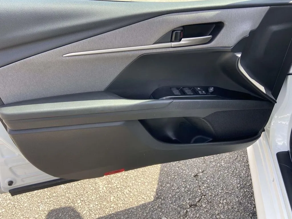2025 Toyota Camry LE thumbnail 12