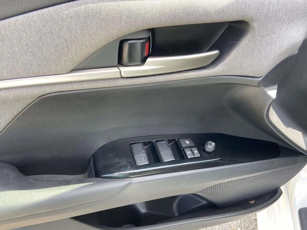 2025 Toyota Camry LE thumbnail 15