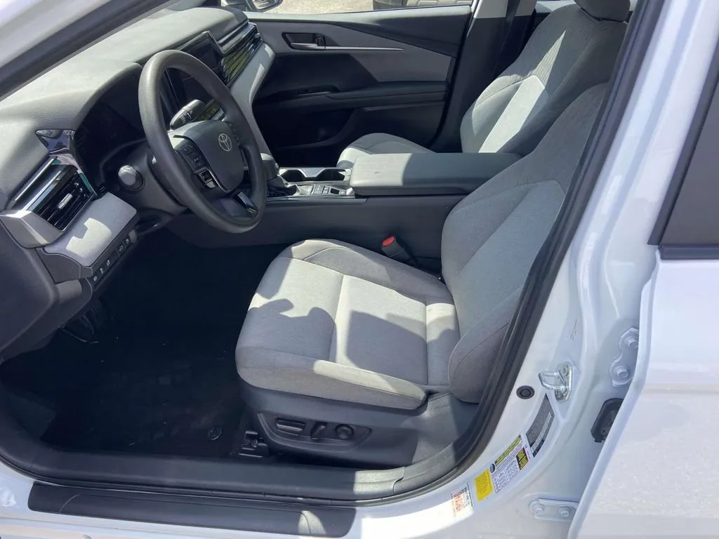 2025 Toyota Camry LE thumbnail 18