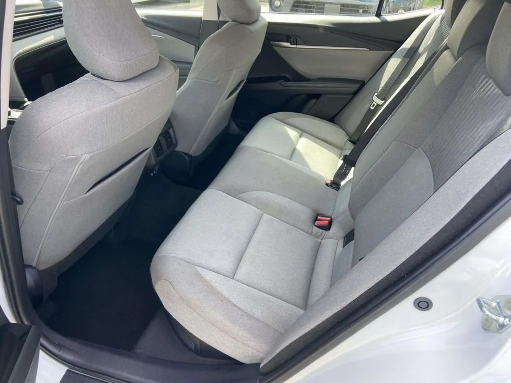 2025 Toyota Camry LE thumbnail 19