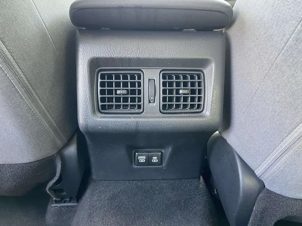 2025 Toyota Camry LE thumbnail 20