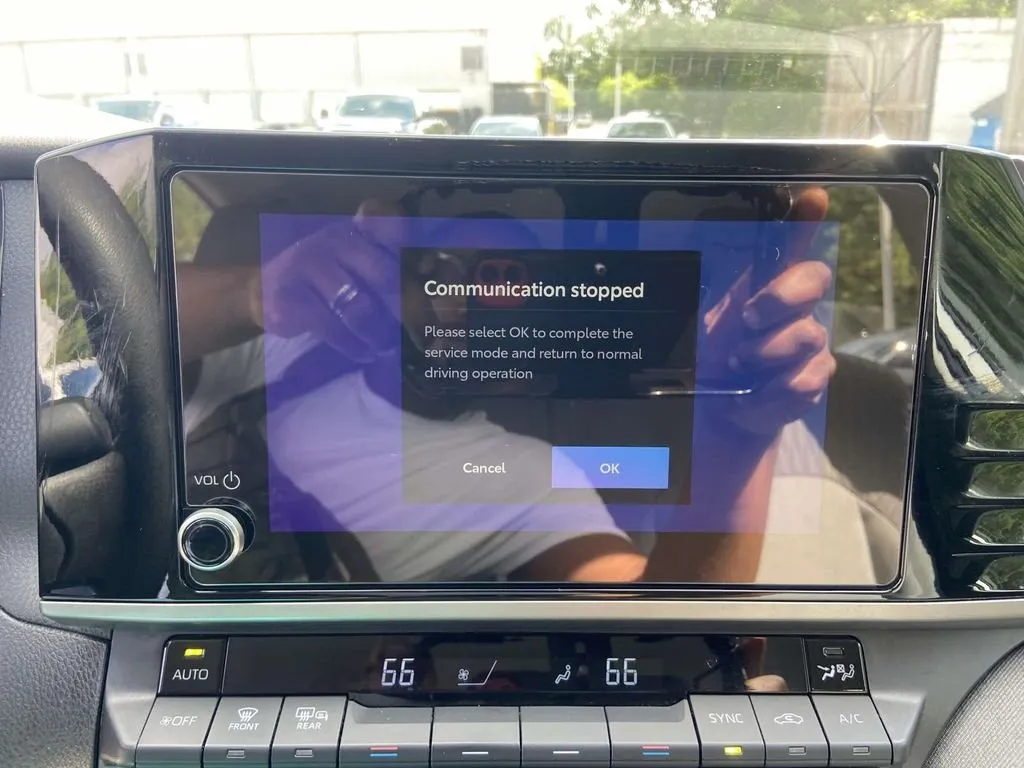 2025 Toyota Camry LE thumbnail 23