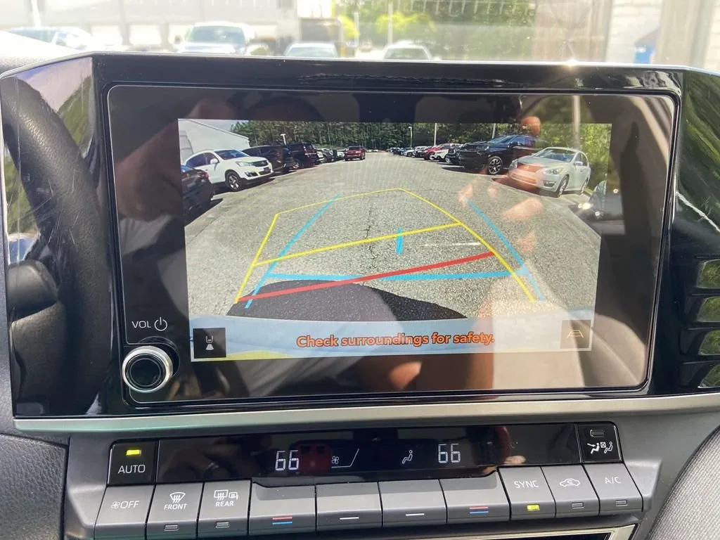 2025 Toyota Camry LE thumbnail 24