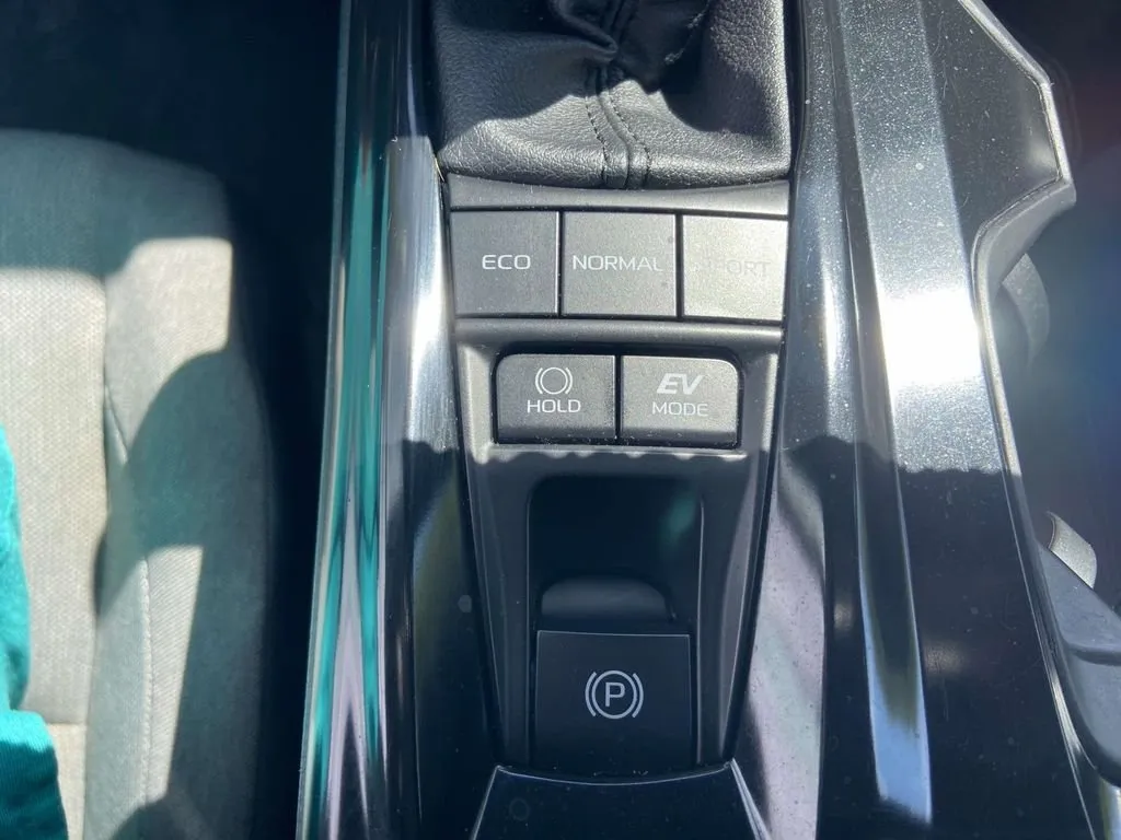 2025 Toyota Camry LE thumbnail 26