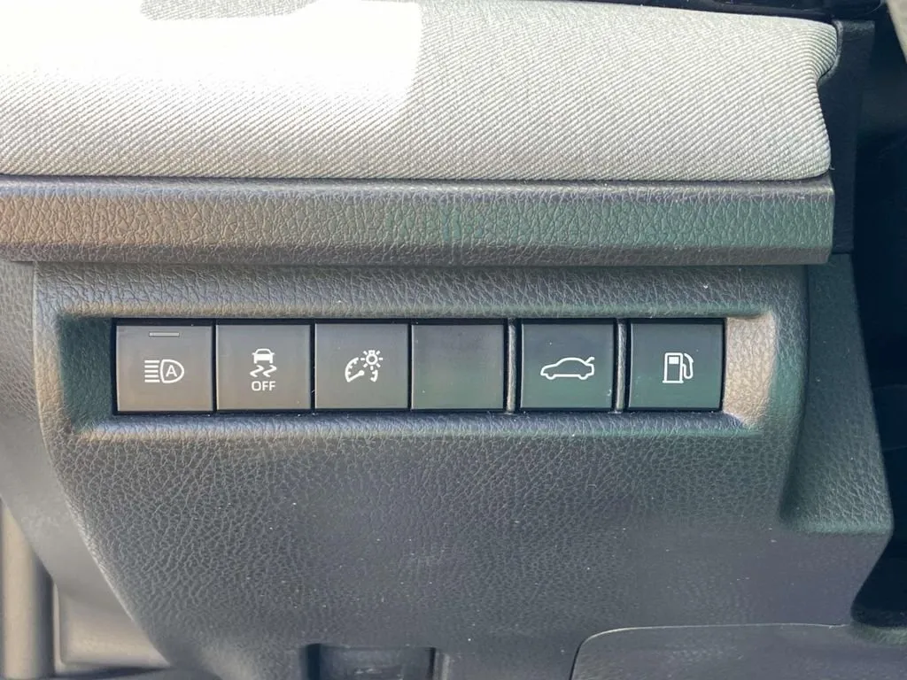 2025 Toyota Camry LE thumbnail 29