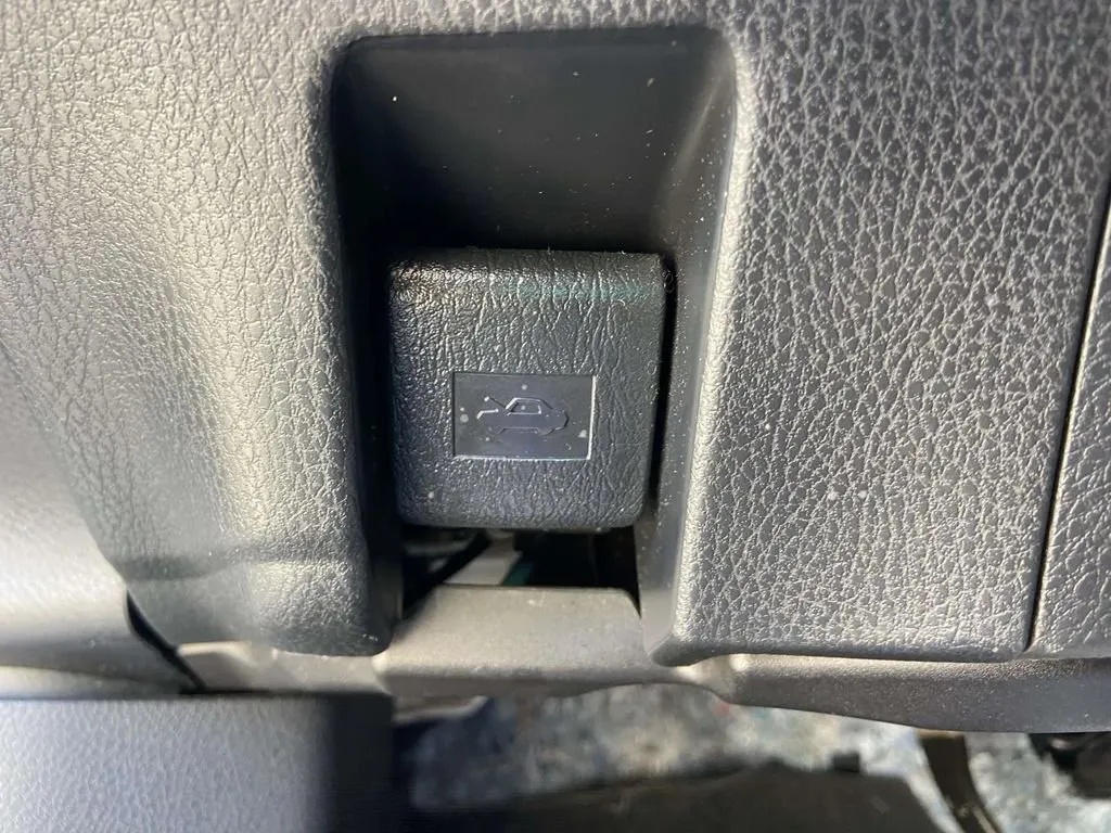 2025 Toyota Camry LE thumbnail 30