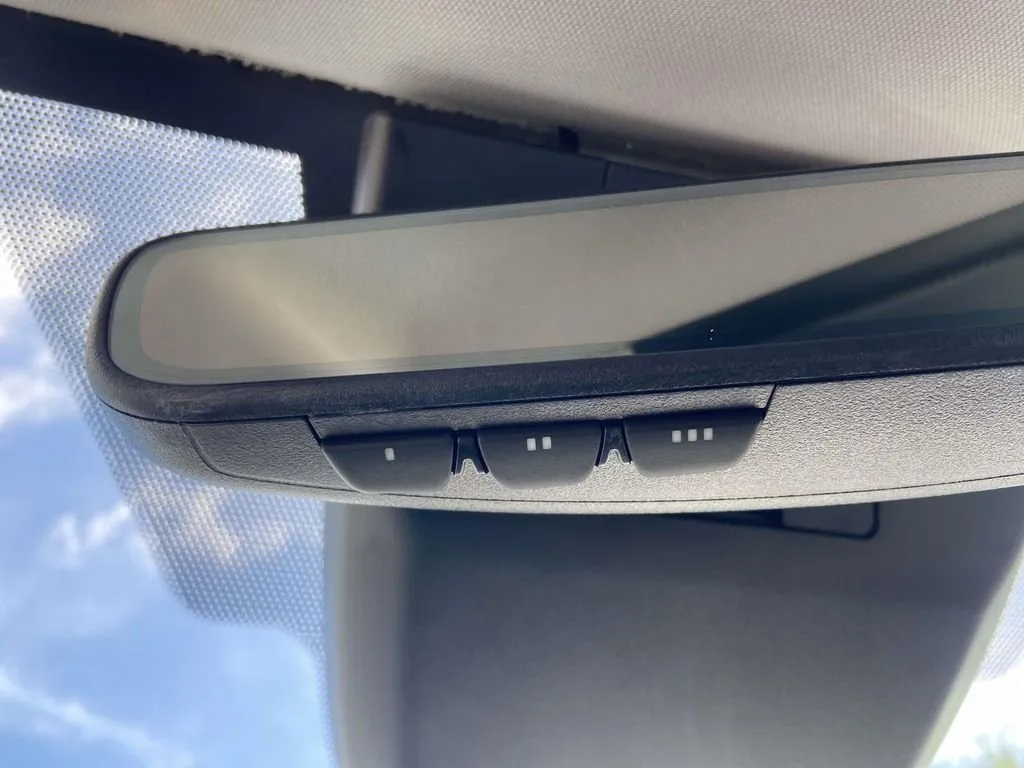 2025 Toyota Camry LE thumbnail 31