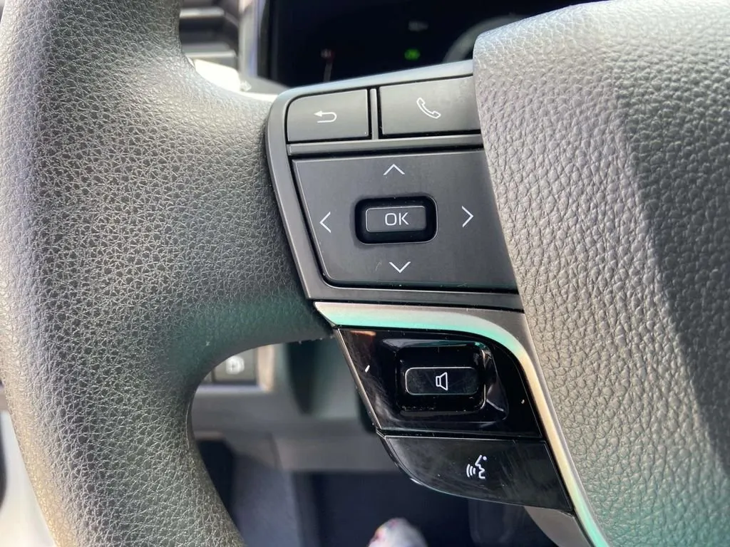2025 Toyota Camry LE thumbnail 33