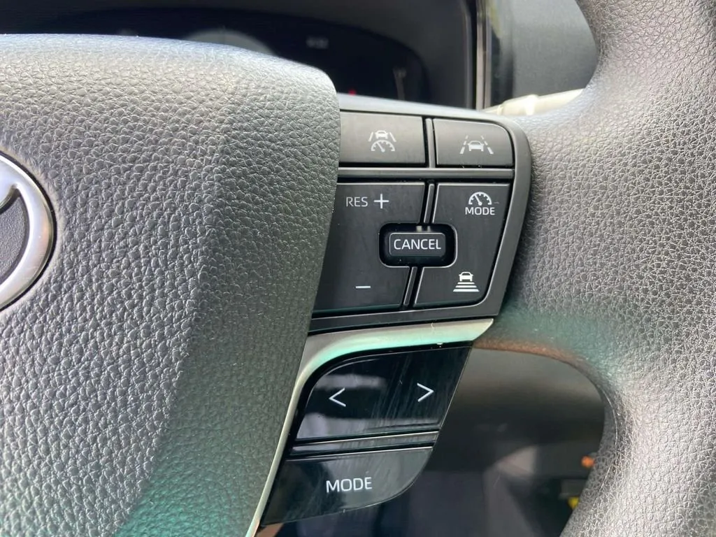 2025 Toyota Camry LE thumbnail 34