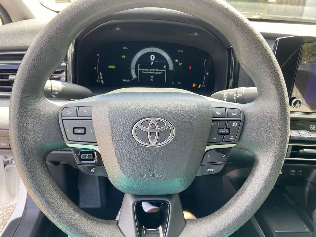 2025 Toyota Camry LE thumbnail 35