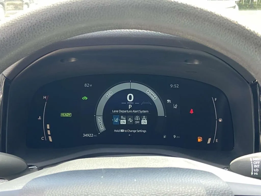 2025 Toyota Camry LE thumbnail 36