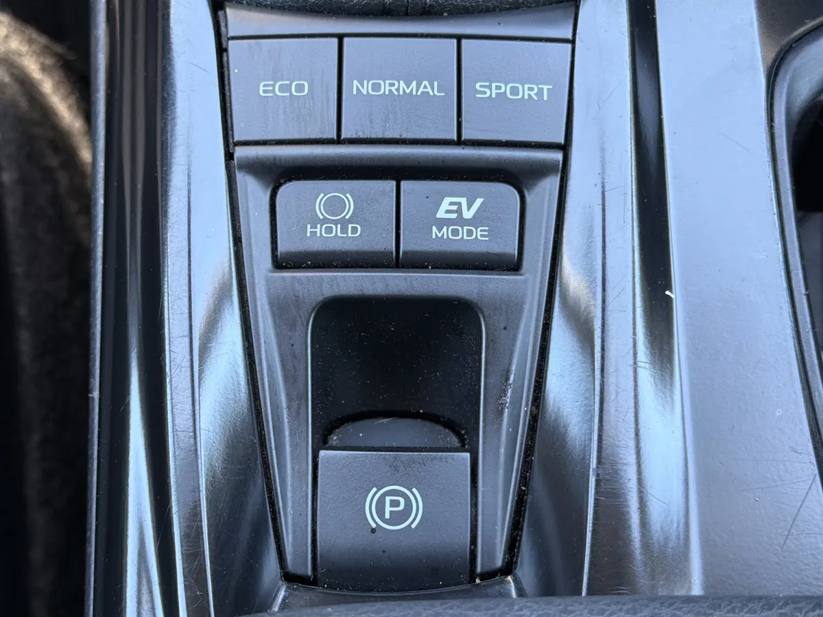 2025 Toyota Camry LE thumbnail 10