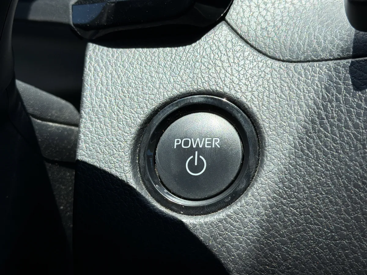 2025 Toyota Camry LE thumbnail 11