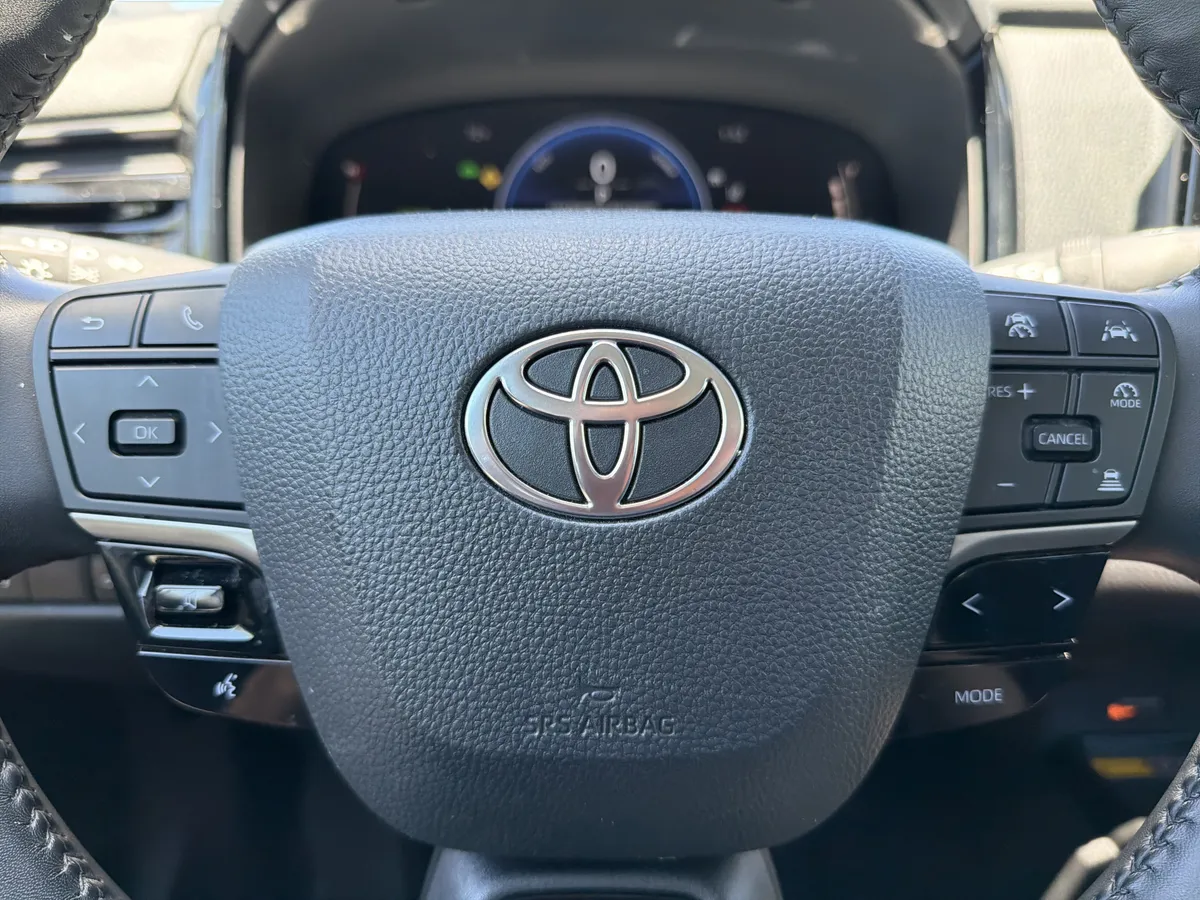2025 Toyota Camry LE thumbnail 12